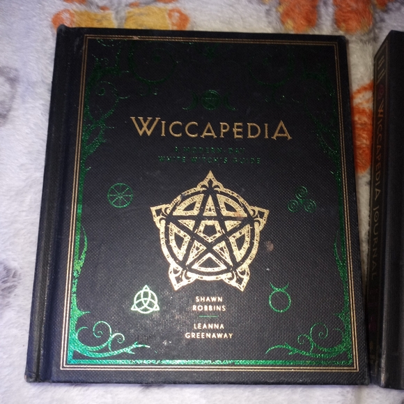 Wiccapedia hardcover book and journal set Shawn Robbins & Leanna Greenaway - Picture 2 of 7